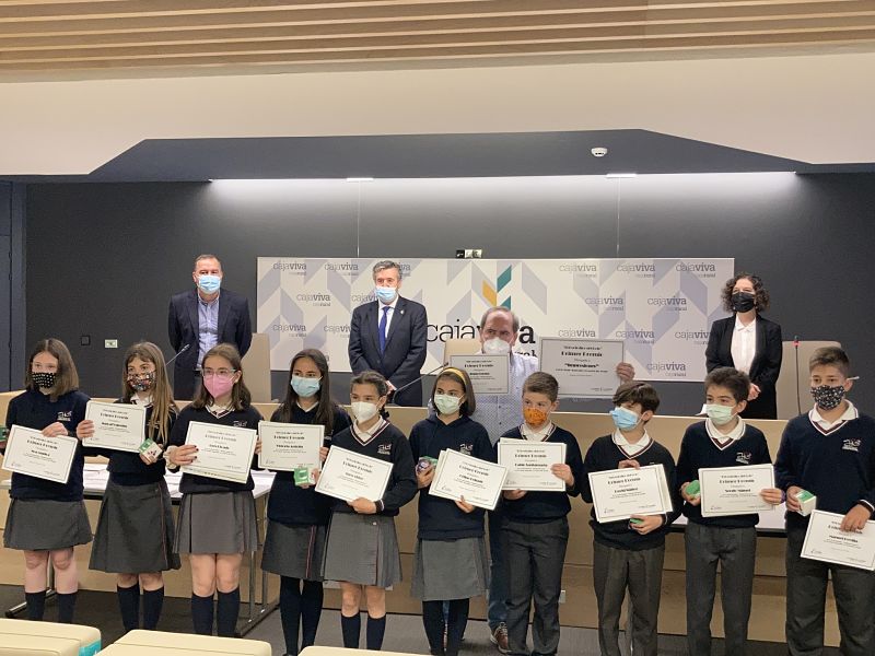 Alumnos de primaria posando con el premio