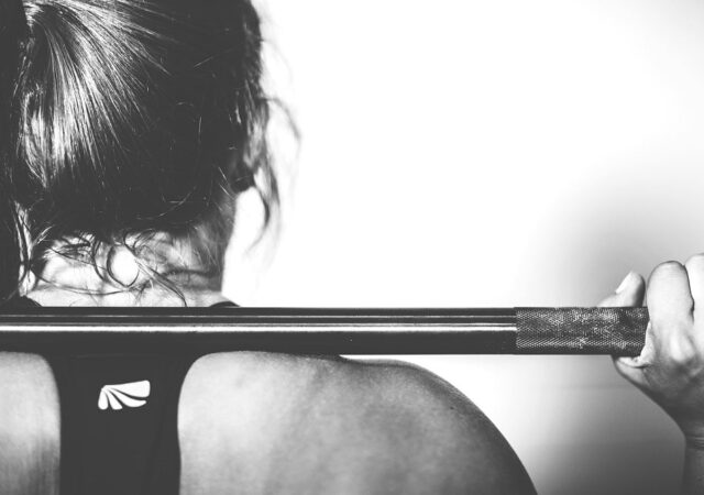 chica haciendo cross fit - deporte