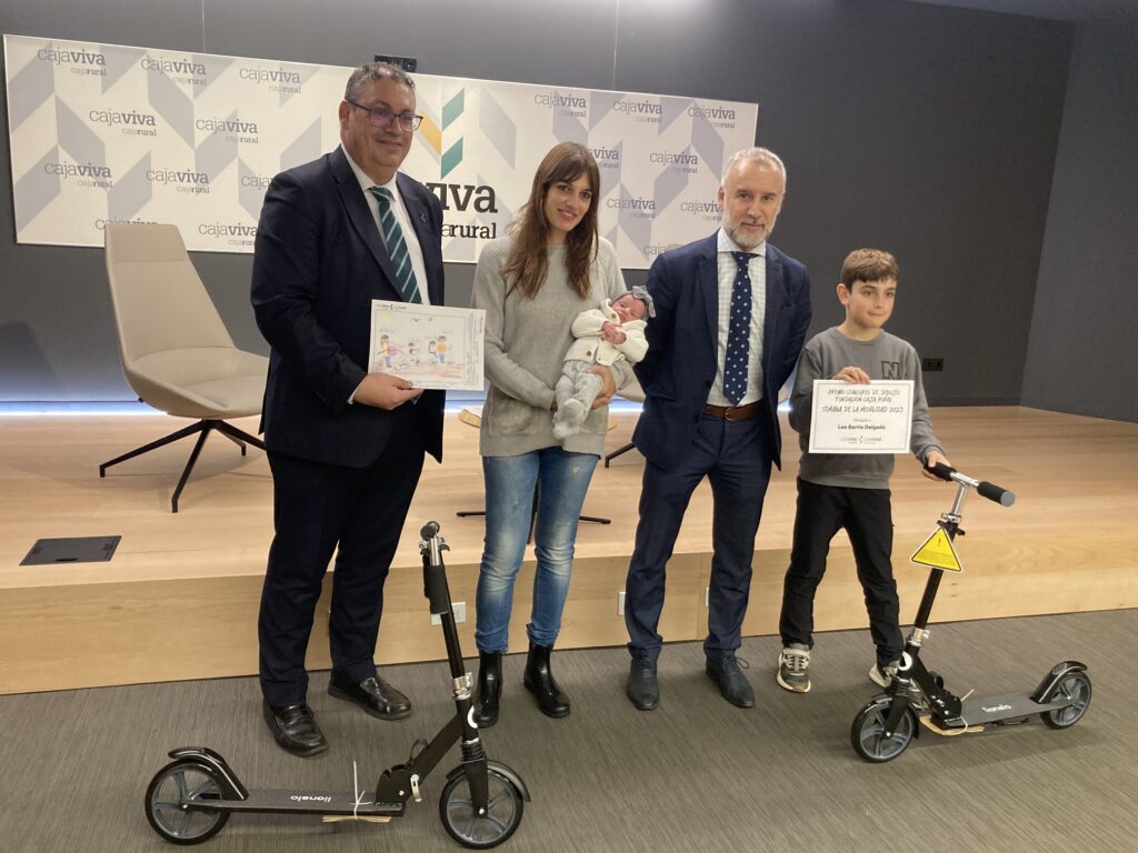 Germán Martínez director general de la fundación caja rural junto con la madre del niño ganador del concurso, el Concejal de Movilidad del Ayuntamiento de Burgos, José Antonio López y Leo de 9 años el otro ganador del concurso