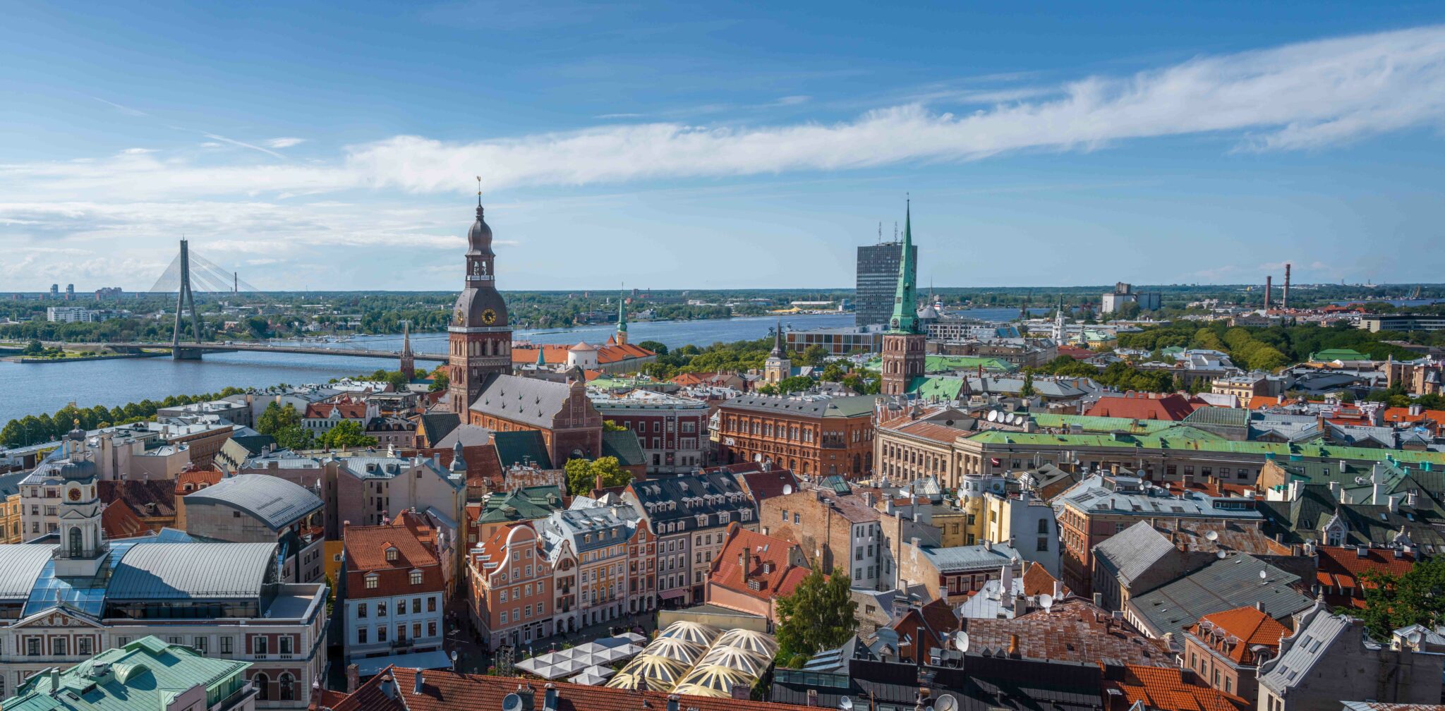 Vista de Riga, Letonia, desde la iglesia de San Pedro en los viajes de Cajaviva Caja Rural